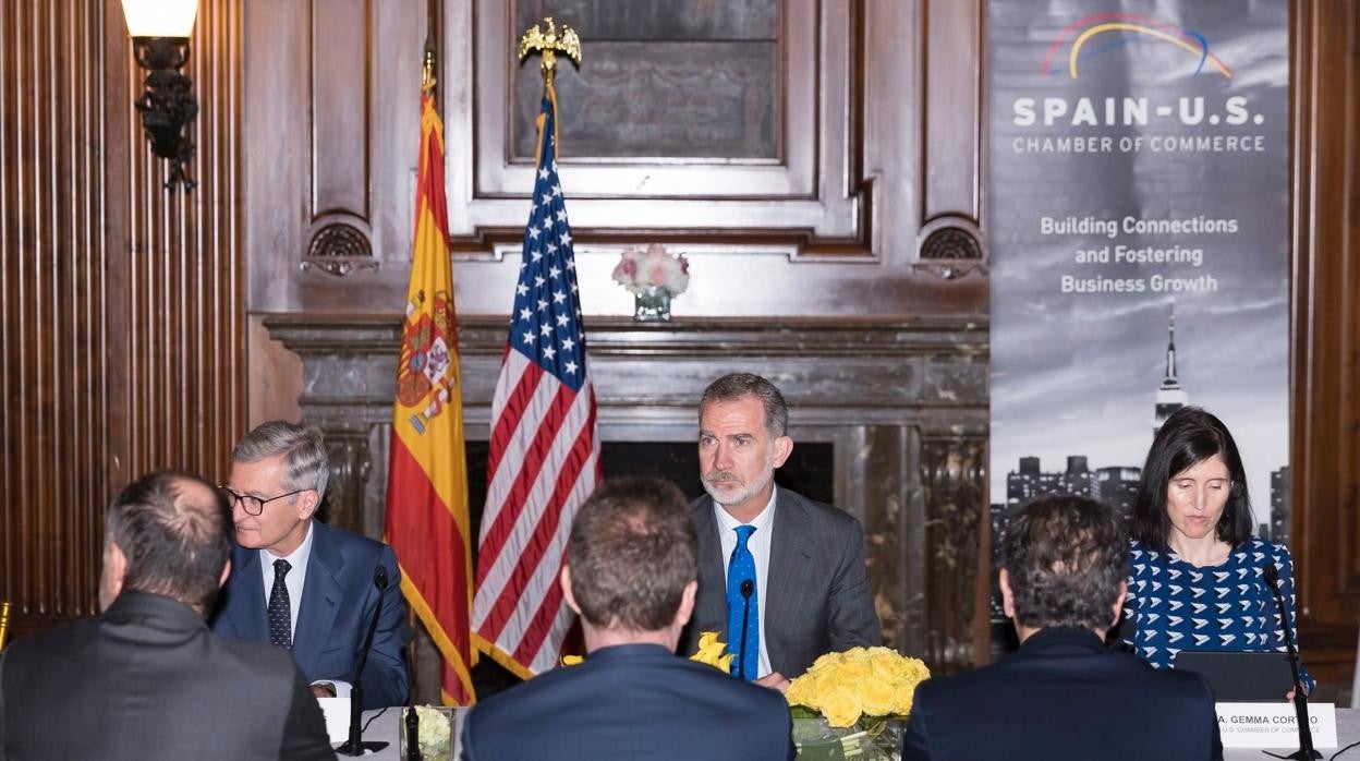 SM el Rey, enfrente Pedro Azagra, CEO de Iberdrola USA (Avangrid), junto a otros empresarios.