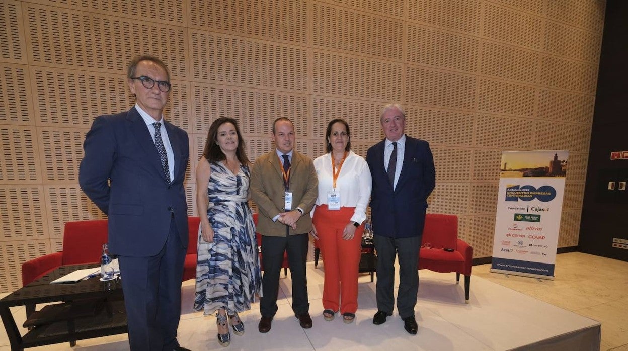 Reyes Queraltó, presidenta del Grupo R. Queraltó; Vicente Granados, director del Instituto Español; Blanca Torrent, directora de Aceitunas Torrent, y Pedro Rebuelta, vicepresidente de González Byass, todos representantes de empresas centenarias