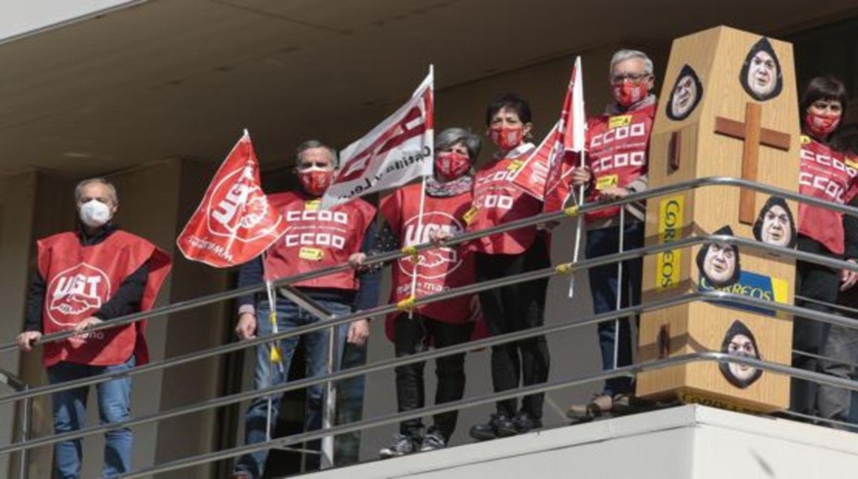 Miembros de UGT y CCOO protestan en una oficina de Correos