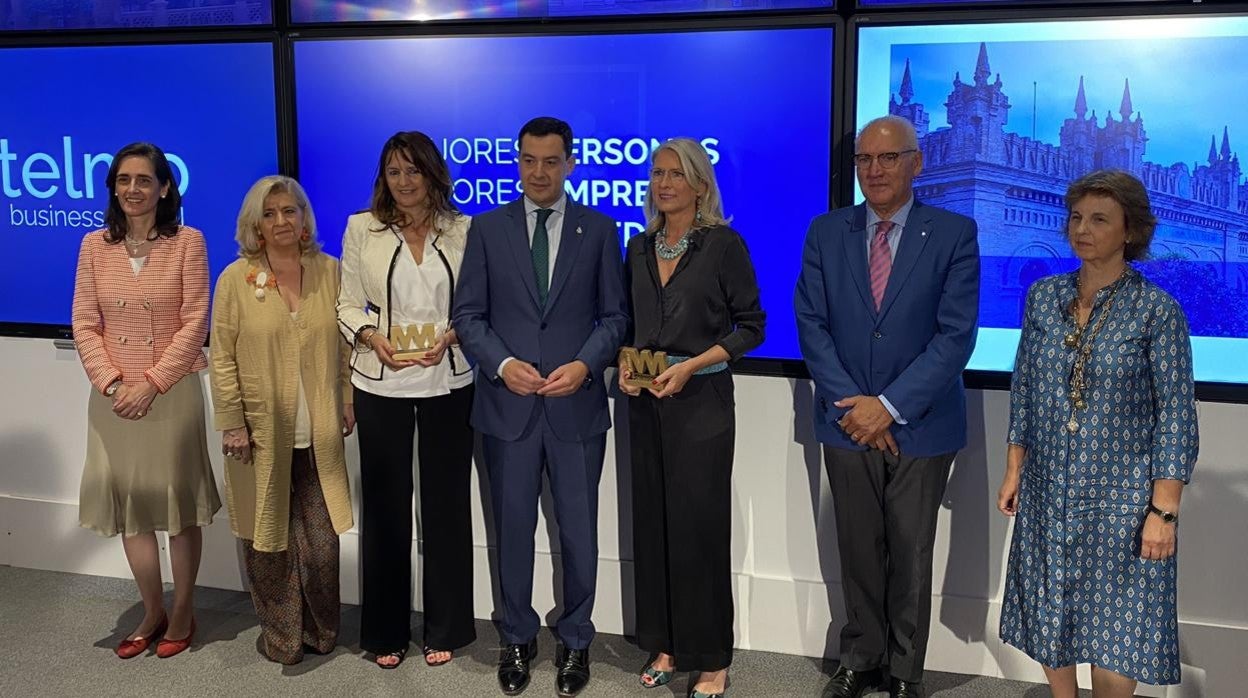 Foto de grupo del acto de entrega de Premios, al que ha asistido el presidente de la Junta, Juanma Moreno