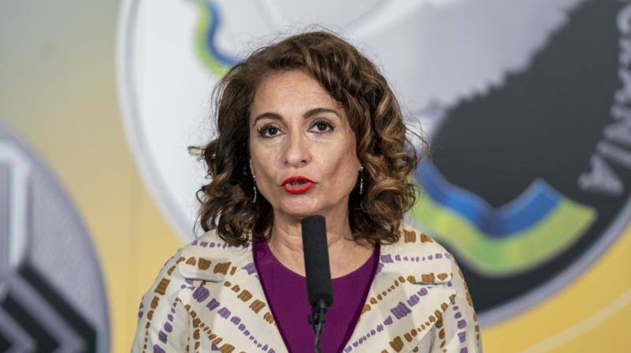 La ministra de Hacienda, María Jesús Montero, en declaraciones a los medios