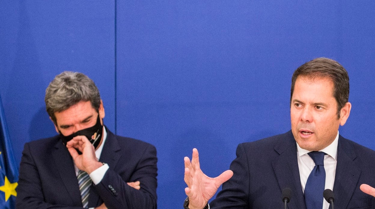 El presidente de Cepyme, Gerardo Cuerva, junto al ministro de Inclusión, Seguridad Social y Migraciones, José Luis Escrivá, y la vicepresidenta y ministra de Trabajo, Yolanda Díaz