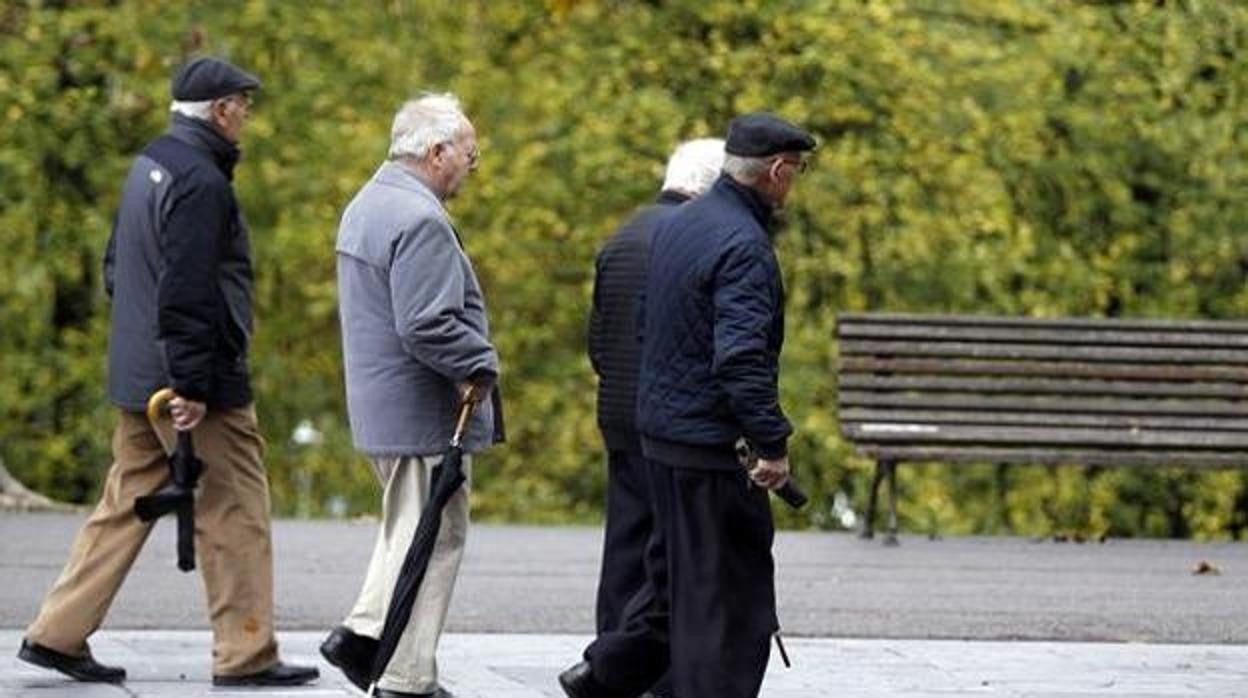 Varios jubilados pasean por el madrileño parque de El Retiro