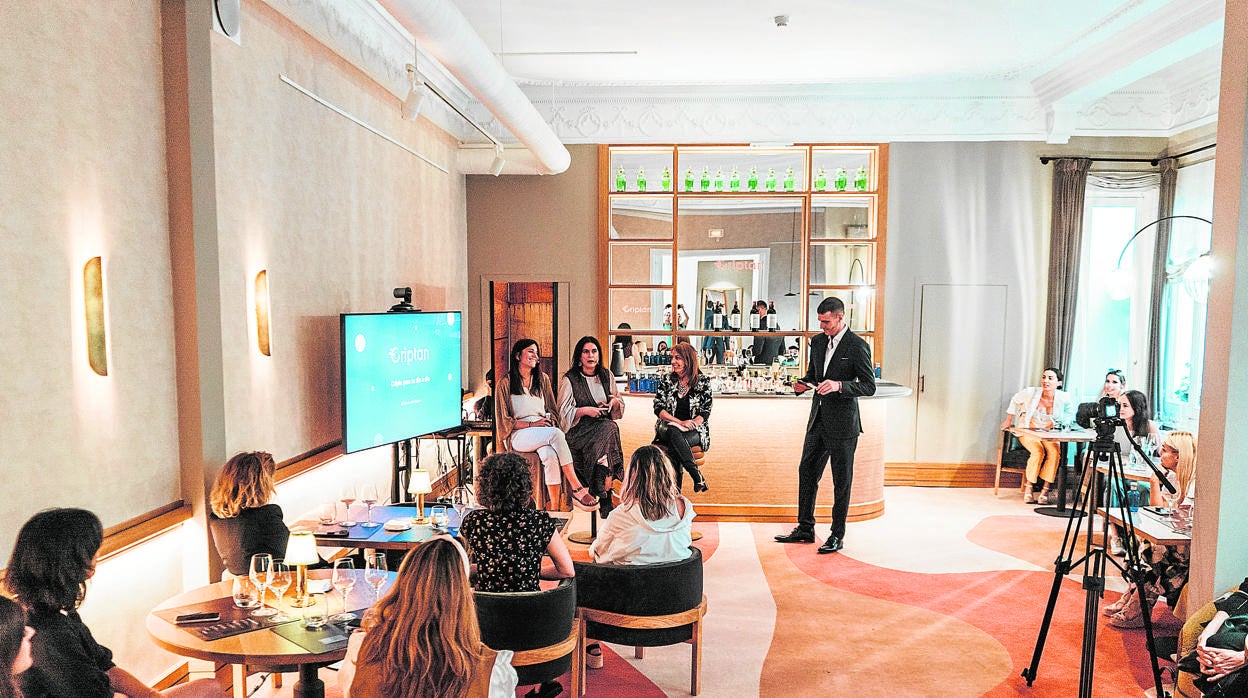 En la imagen, Paula Pascual, Covadonga Fernández y Yael H. Oaknín, junto al moderador, Uri Sabat, CCO de Criptan.