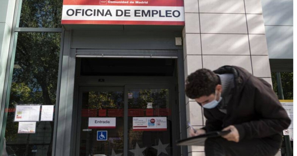 Un joven en la entrada de una oficina pública de empleo