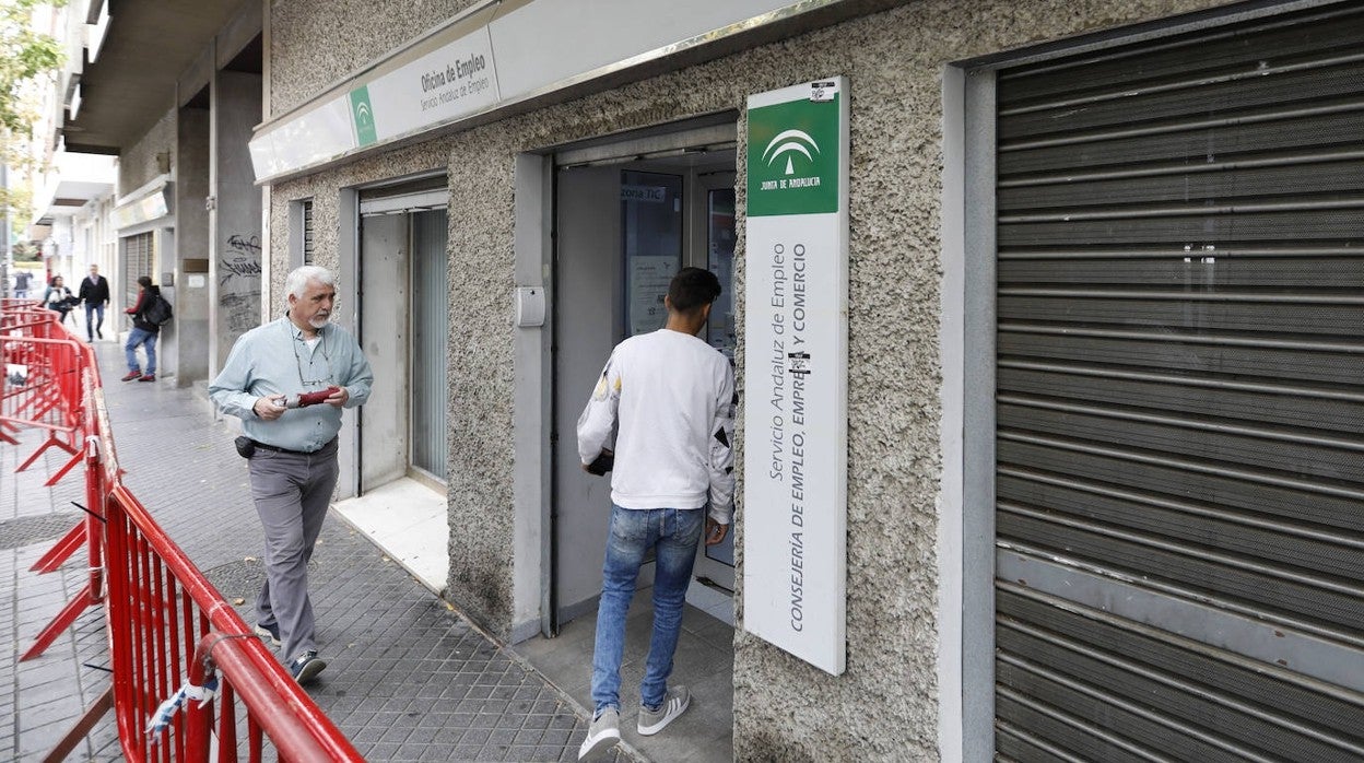 Entrada de una oficina del Servicio Andaluz de Empleo