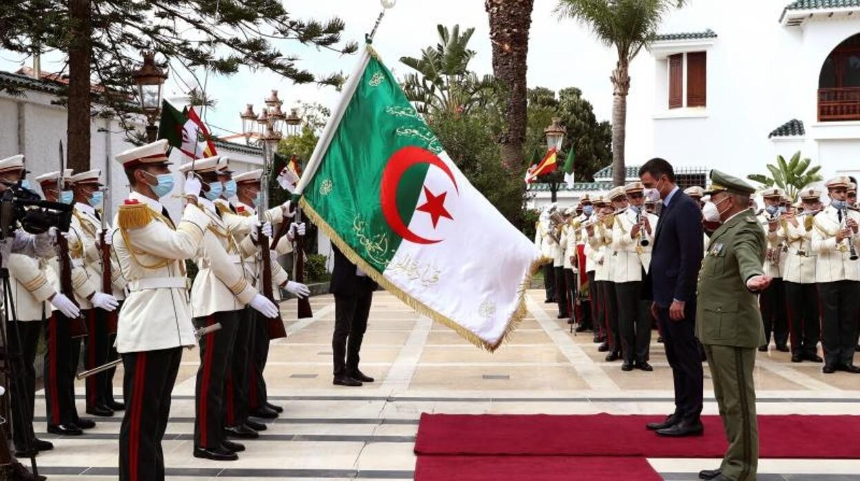 España exportó a Argelia en 2021 por un montante de 1.887,96 millones de euros (en la imagen el presidente del Gobierno durante una visita a Argel en 2020)