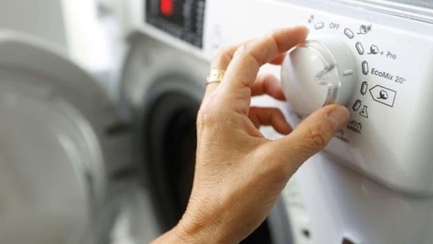 El precio de la luz cae este domingo un 12,30%, hasta los 167,06 euros/MWh