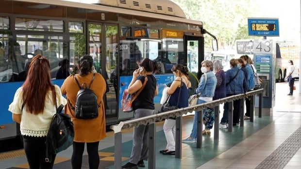 Hacienda echa cuentas para testar la viabilidad del abono transporte de 10 euros que plantea Podemos