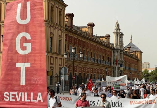 La manifestación de trabajadores de Abengoa ha partido del Palacio de San Telmo, sede del Gobierno andaluz