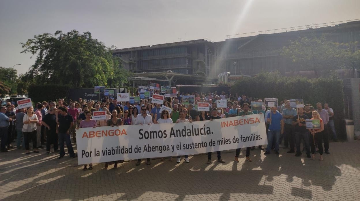 Manifestación este miércoles de los trabajadores de Abengoa en la sede de la compañía, en el Campus Tecnológico de Palmas Altas de Sevilla