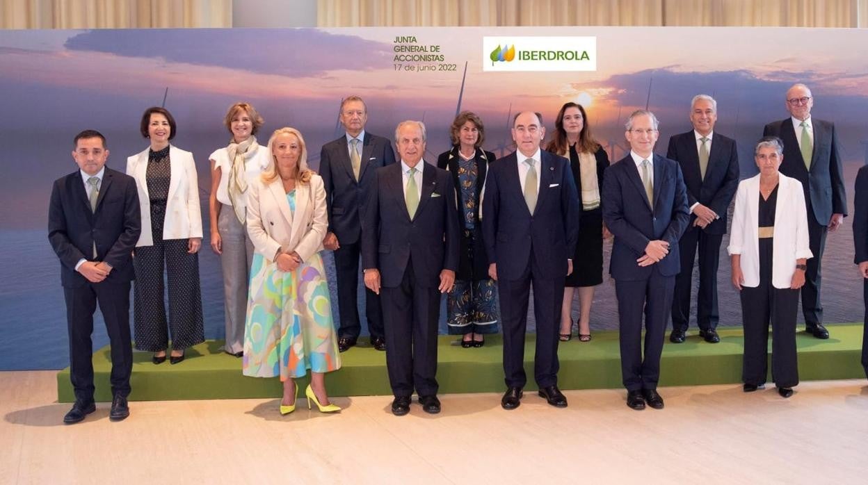 Foto de familia del consejo de administración antes de la junta celebrada en Bilbao