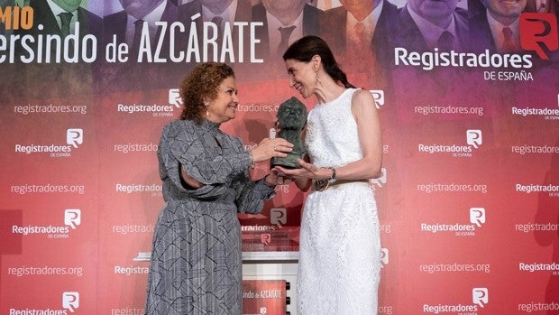 Los registradores entregan el premio Gumersindo de Azcárate al Ministerio de Justicia