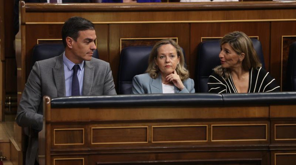 Pedro Sánchez, presidente del Gobierno; Nadia Calviño, vicepresidenta primera; Yolanda Díaz, vicepresidenta segunda