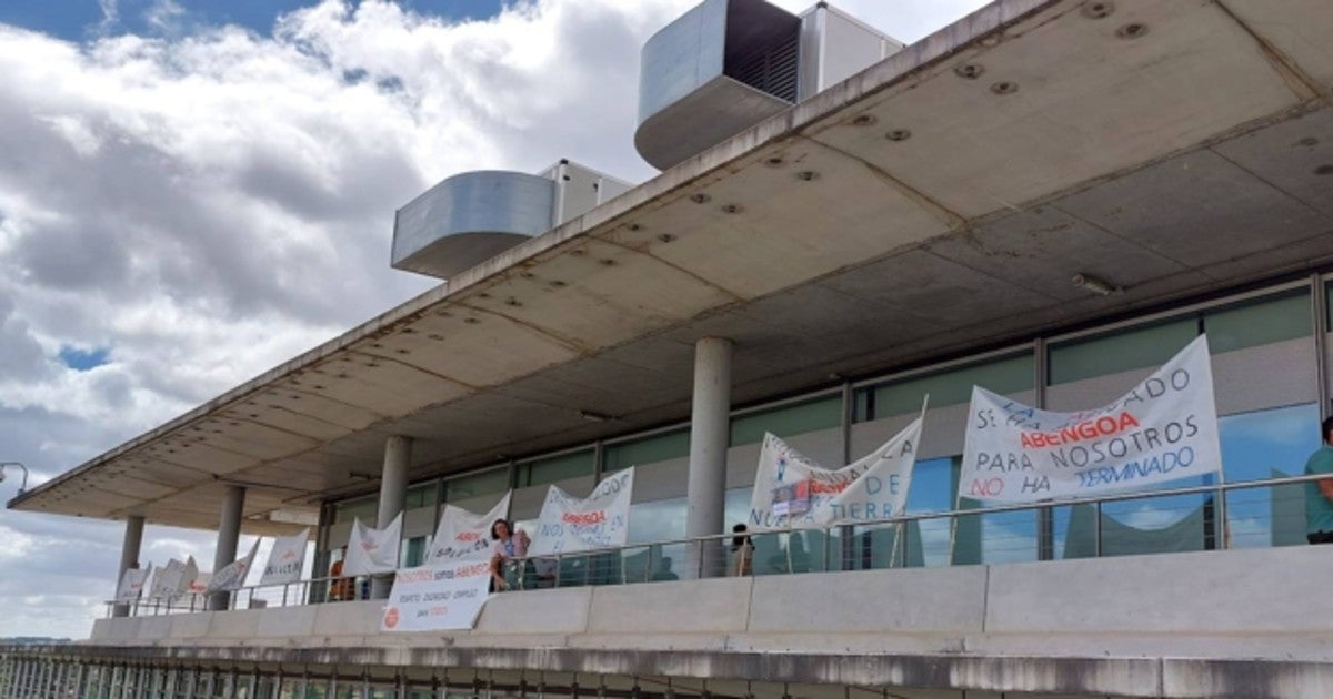 Pancartas de los trabajadores de Abengoa pidiendo el rescate del grupo en la sede de la compañía, en el Parque Tecnológico Palmas Altas de Sevilla