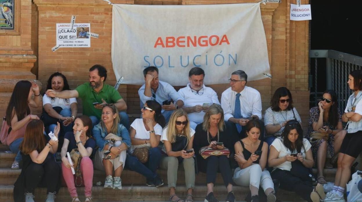 Trabajadores de Abengoa concentrados en la Subdelegación del Gobierno en Sevilla