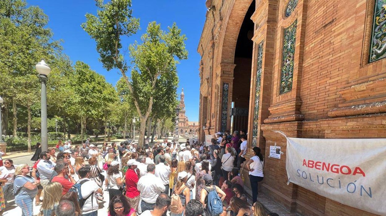 Trabajadores de Abengoa concentrados este lunes ante la sede de la Delegación del Gobierno de Andalucía