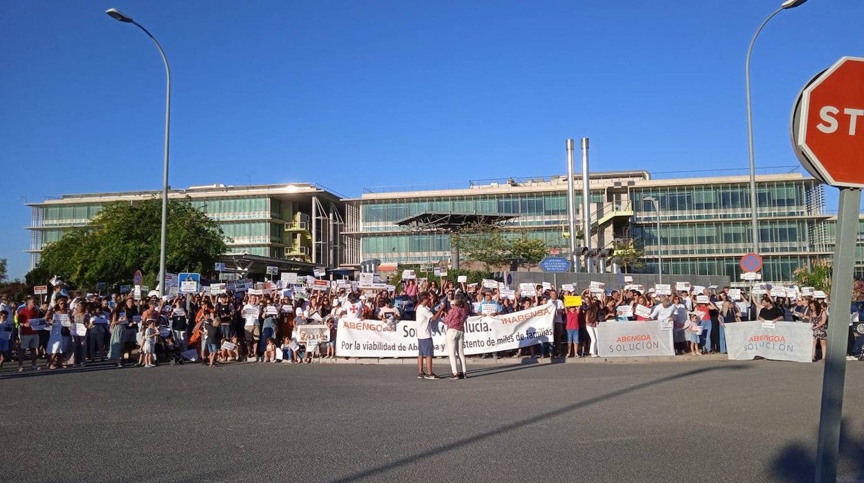 Trabajadores de Abengoa concentrados en la sede de la compañía, en el Campus Tecnológico Palmas Altas de Sevilla