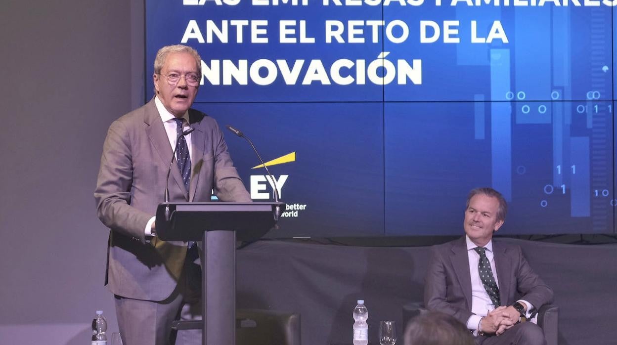 El consejero de Transformación Económica, Rogelio Velasco, interviene en la presentación del estudio en presencia de Alberto García Valera, socio responsable de EY en Andalucía