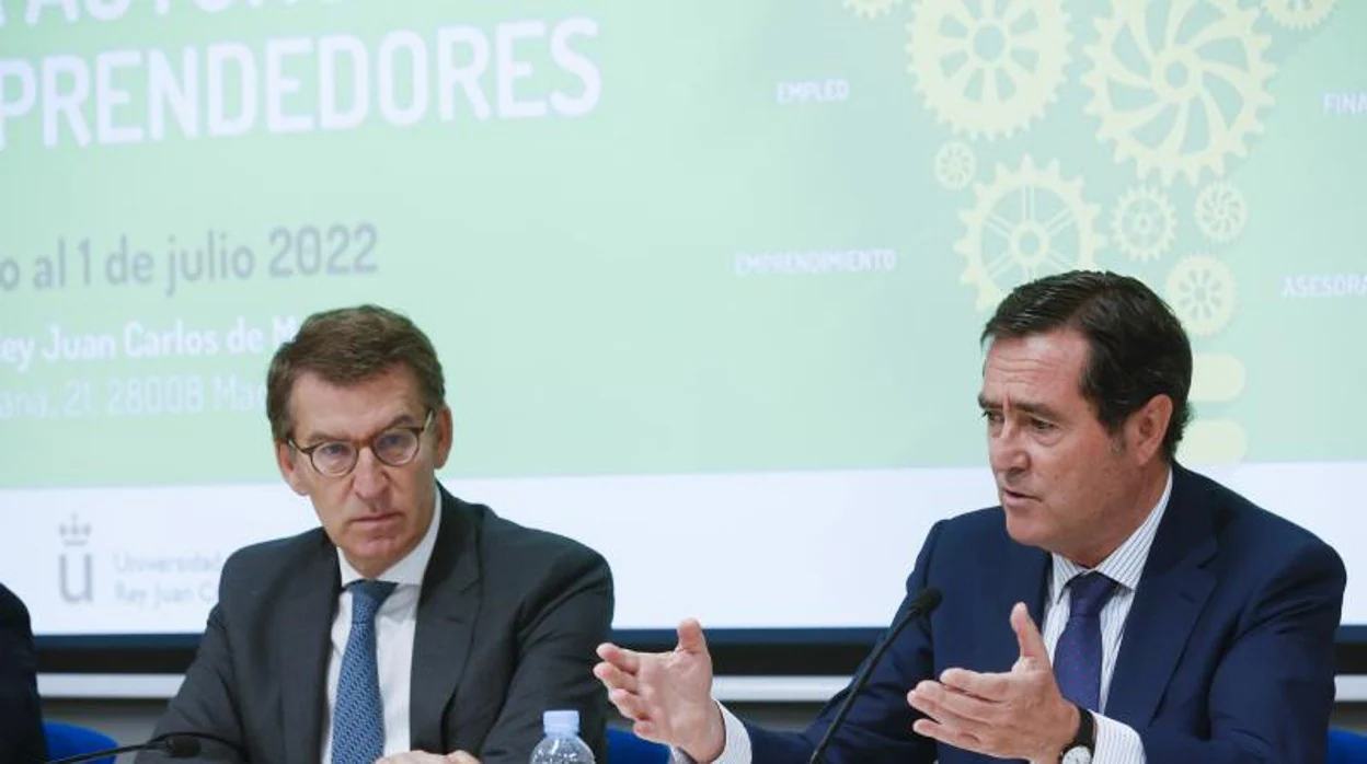 El presidente del PP, Alberto Núñez Feijoó (i), junto al presidente de la CEOE, Antonio Garamendi durante los cursos de verano de la Asociación de Trabajadores Autónomos (ATA), este martes en Madrid