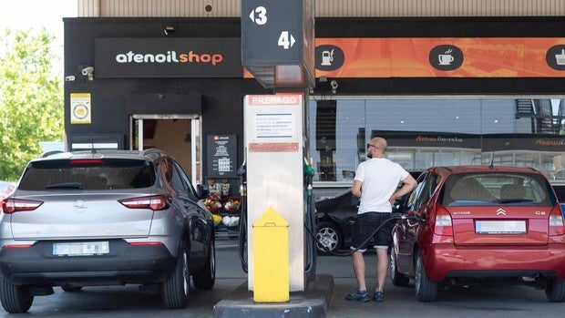 Aviso de Repsol y Cepsa a sus clientes sobre el descuento del precio de la gasolina para este verano