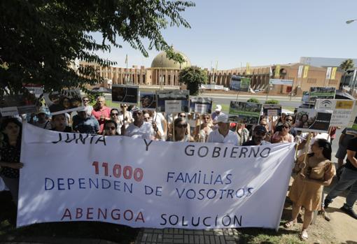 Concentración de trabajadores de Abengoa frente al Palacio de Congresos de Sevilla