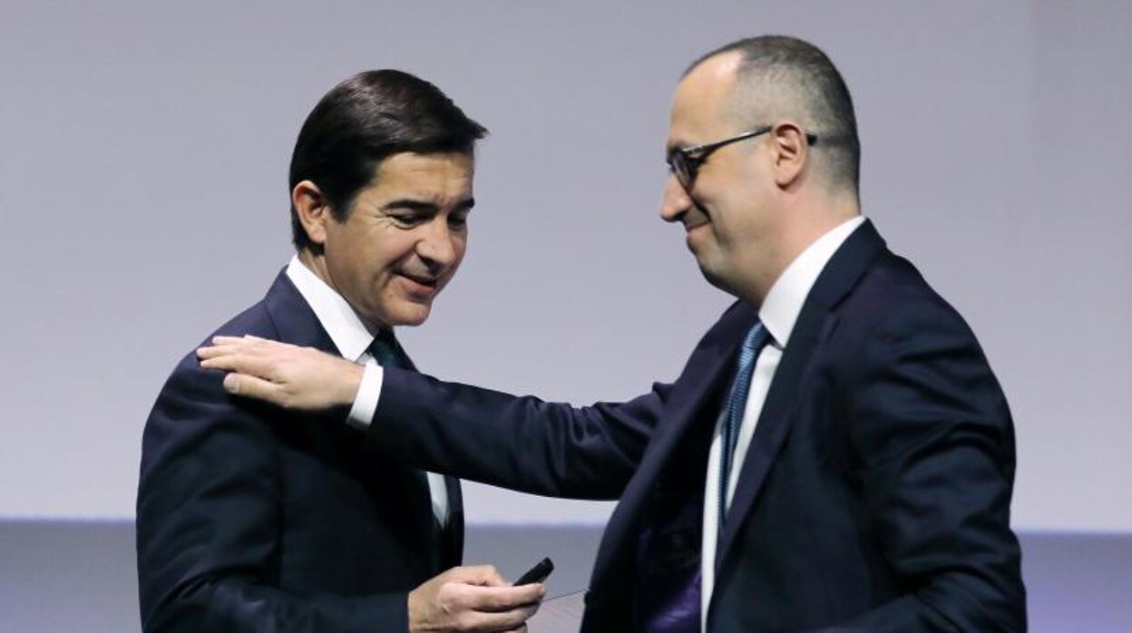 Carlos Torres (izq.), presidente de BBVA, y Onur Genç, el consejero delegado