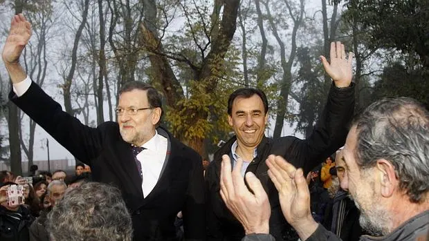 Mariano Rajoy y Fernando Martínez Maillo, dieron el martes un mitin encima de un banco en Benavente (Zamora)