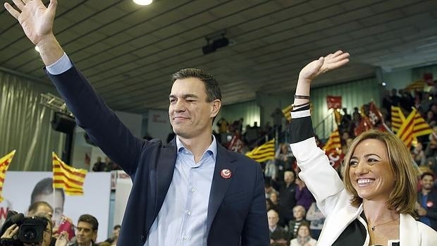 Pedro Sánchez y Carme Chacón, en el acto en L'Hospitalet