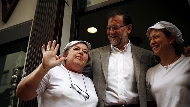 Rajoy posa con unas trabajadoras