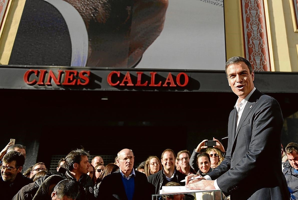 Pedro Sánchez, este miércoles a mediodía, durante el mitin que ofreció a militantes y transeúntes en la céntrica plaza madrileña de Callao