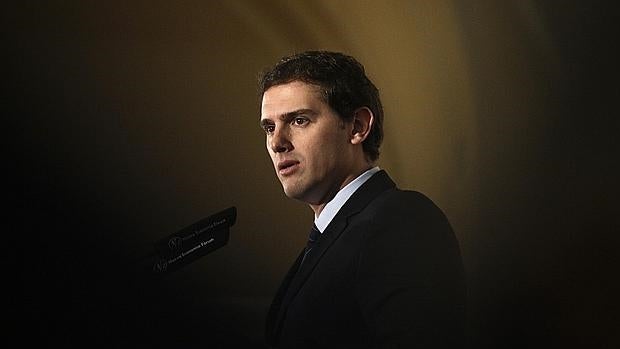 Rivera pide a Rajoy «información veraz» y que convoque de inmediato el pacto antiterrorista