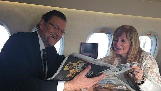El presidente del Gobierno lee ABC junto a la adjunta al director
