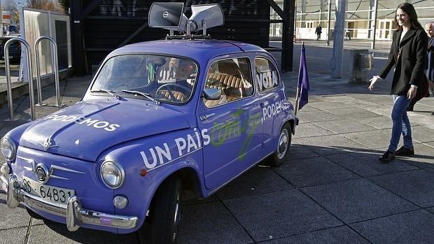 La concejal de Ahora Madrid ante un coche electoral de Podemos en Irún