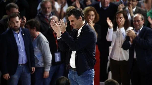 Pedro Sánchez aplaude durante el último mitin de campaña del PSOE en Fuenlabrada