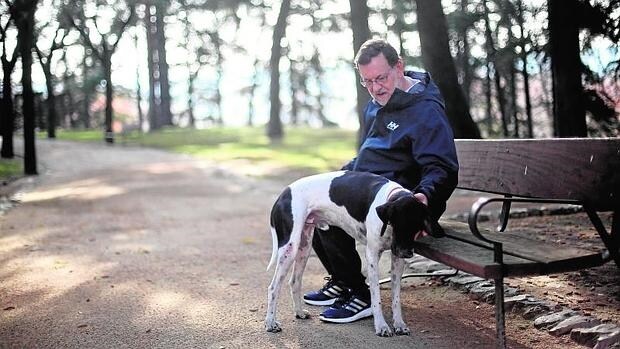 Rajoy, con su perro en los jardines del Palacio de la Moncloa
