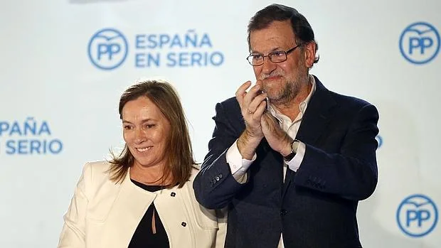 El presidente y candidato del Partido Popular a la Presidencia del Gobierno, Mariano Rajoy, se dirige a sus simpatizantes en el exterior de la sede de su partido en la calle Génova tras conocerse los resultados de las elecciones