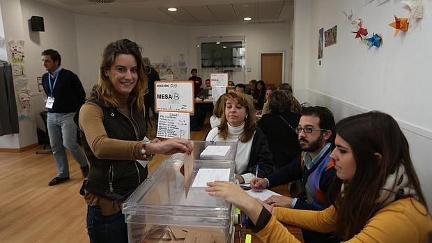Virginia Millán Salmerón ha ejercido su derecho a voto en Sevilla