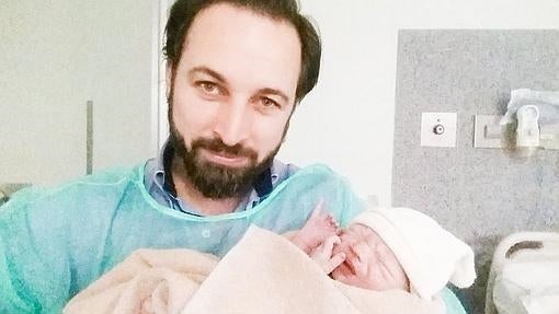 Santiago Abascal se convierte en padre. Esta es la imagen que el candidato de VOX ha compartido en su cuenta de Twitter @Santi_ABASCAL