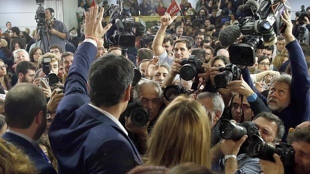 Pedro Sánchez saluda a los militantes del PSOE en la sede del partido en Madrid