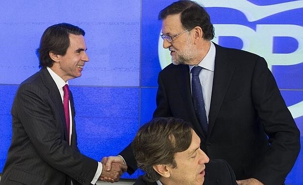 Mariano Rajoy (d), saludando al expresidente del Gobierno José María Aznar, a su llegada a la reunión del Comité Ejecutivo Nacional del partido para analizar los resultados de las elecciones generales del 20D