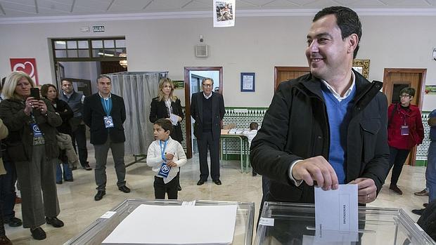 Moreno Bonilla votando en un colegio de Málaga