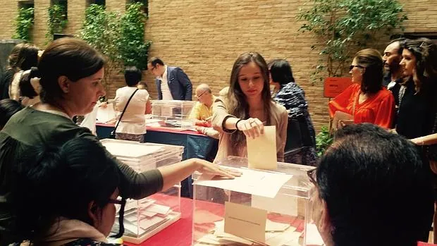 Una joven ejerce su derecho a voto en las elecciones generales del 20-D