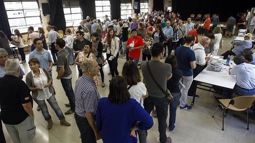 Colas para votar en un colegio electoral de Barcelona