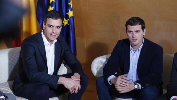 Pedro Sánchez junto a Albert Rivera