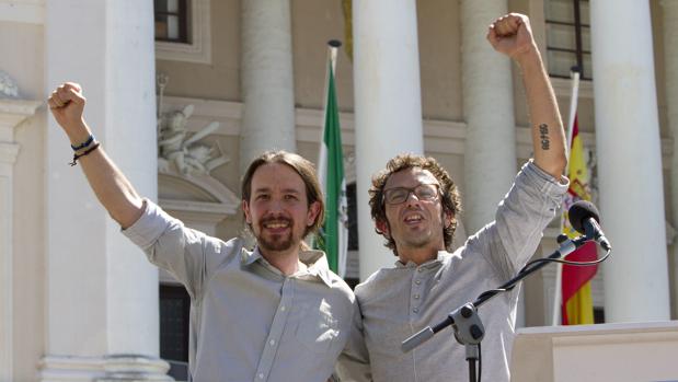 Pablo Iglesias junto al alcalde de Cádiz en un acto en julio de 2015