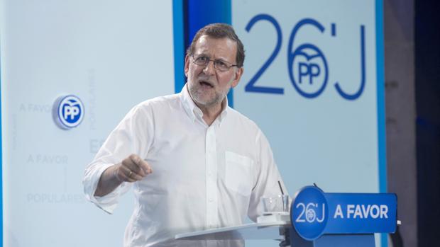 Mariano Rajoy en un acto electoral en Murcia