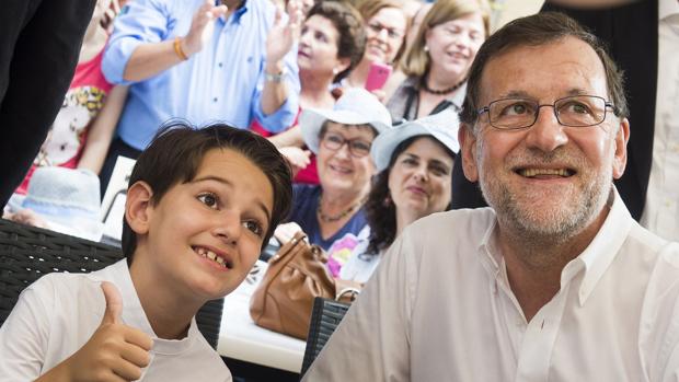 El candidato del PP saluda en Murcia al niño que le imitó en televisión