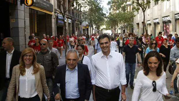 El candidato del PSOE, Pedro Sánchez, durante un paseo en el que ha repartido propaganda por Madrid