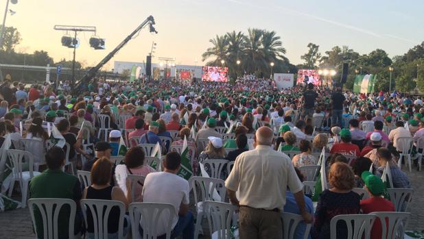 Alrededor de 3.500 personas acuden al acto de cierre de campaña de Pedro Sánchez